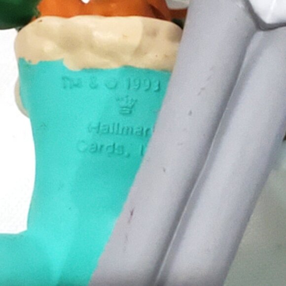 Hallmark Looney Tunes BUGS BUNNY with bag of carrots CHRISTMAS ORNAMENT 1993 VTG - Picture 9 of 9